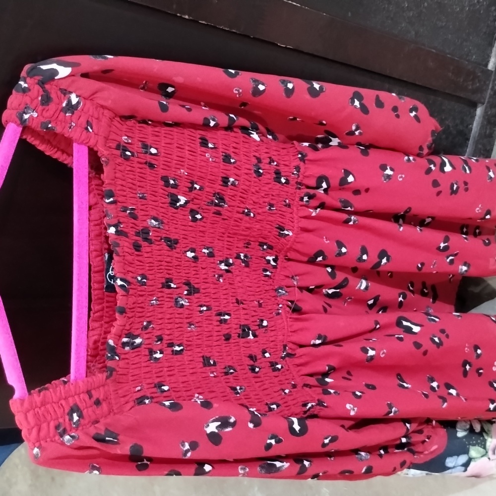 It's made by art class medium 7/8 with red and white and black cheetah prints